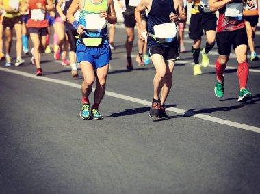 Şehir yolunda maraton koşucuları