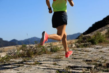 Dağda çalışan genç kadın