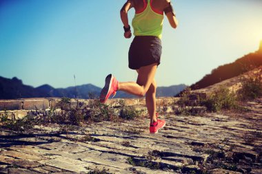 genç kadın Çin Seddi çalıştıran