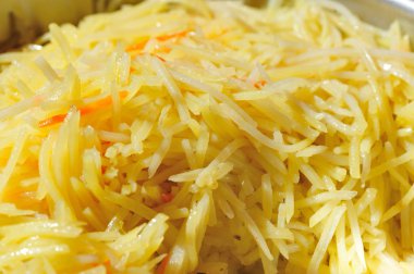 Kızarmış dilimlenmiş patates ilave edin, yakın çekim 