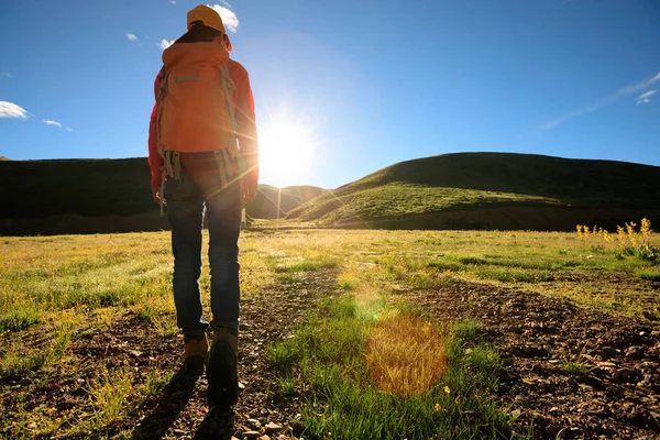 Yürüyüşe çıkan genç kadın. 