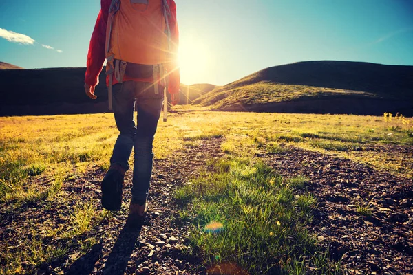 Yürüyüşe çıkan genç kadın. 