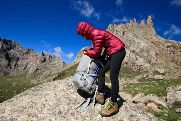 Sırt çantalı genç kadın. 