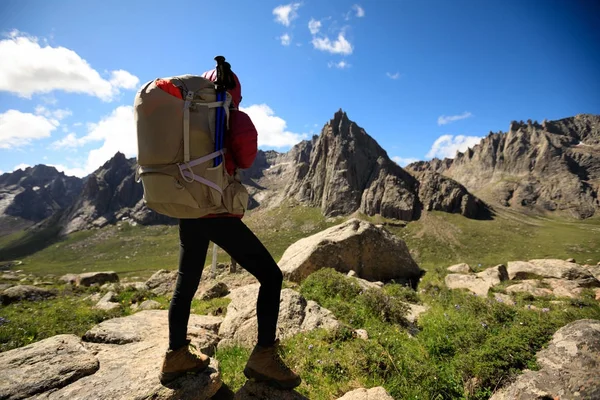 dağlarda Smartphone kullanan kadın