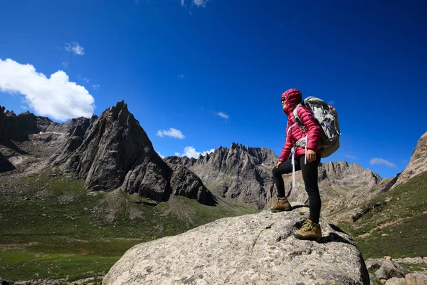 Genç kadın manzarayı uzun yürüyüşe çıkan kimse