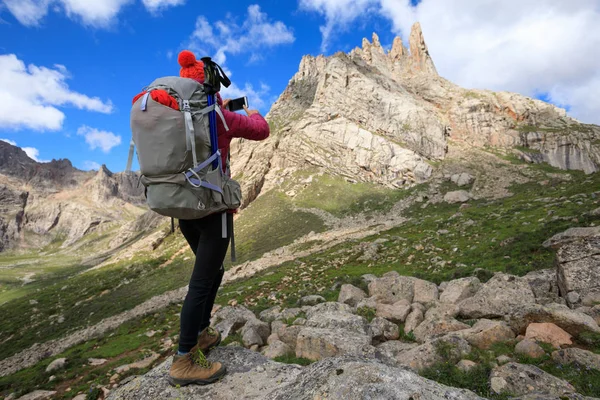 dağlarda Smartphone kullanan kadın