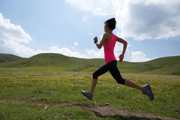 Mujer joven corriendo por el sendero — Foto de Stock