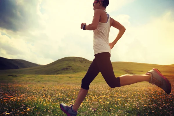Mujer joven corriendo en pastizales —  Fotos de Stock