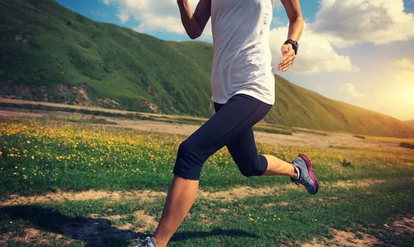 otlak üzerinde çalışan genç kadın 