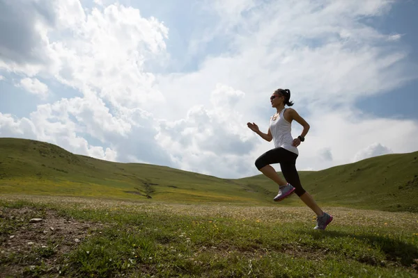 Jonge vrouw uitgevoerd op trail — Stockfoto