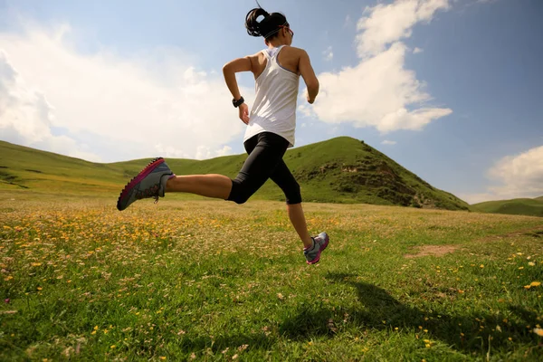 otlak üzerinde çalışan genç kadın 