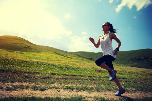 otlak üzerinde çalışan genç kadın 