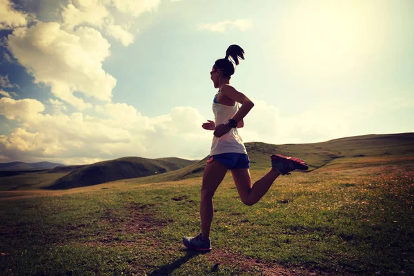 Молодая женщина, бегущая по земле — стоковое фото