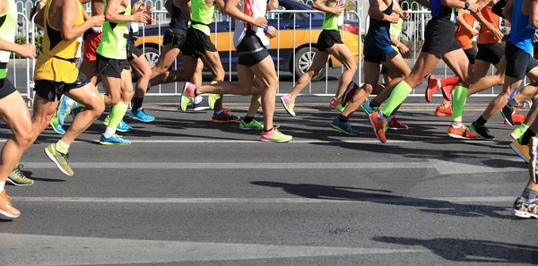 Marathon runners on city road — Stock Photo, Image