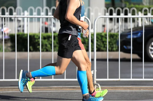 Maratona corredores na estrada da cidade — Fotografia de Stock