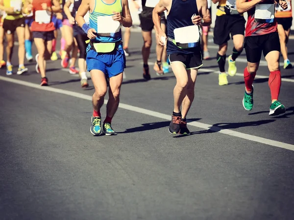 Maraton futók a városi úton — Stock Fotó