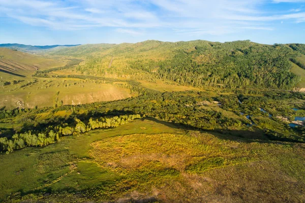 sonbahar orman ve küçük nehir