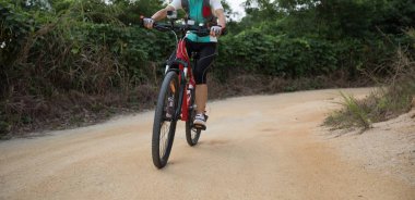 Dağ bisikleti süren kadın