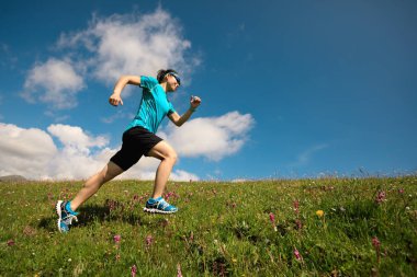  dağ çayır üzerinde çalışan kadın runner