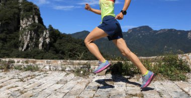 Dağda çalışan genç kadın