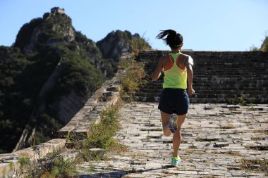 Dağda çalışan genç kadın