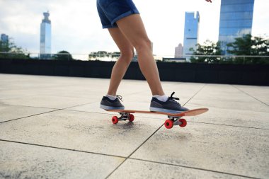 Genç kaykaycı City adlı at binme