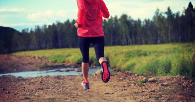 Yolda koşan genç bir kadın