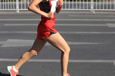 Maraton koşucusu yolda
