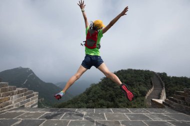 genç kadın büyük duvara atlama