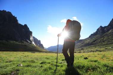 hiking sırt çantası olan kadın 