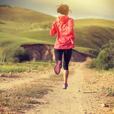 Yolda koşan genç bir kadın