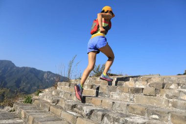 Dağda çalışan genç kadın