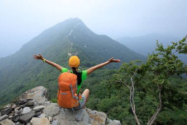 Kollarını açmış genç bir kadın.