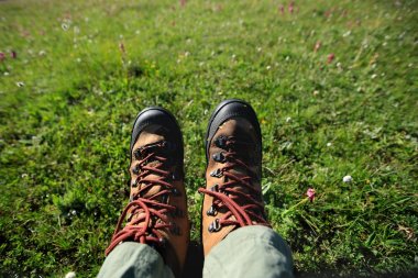 Yeşil otlak bacaklarına uzun yürüyüşe çıkan kimse  
