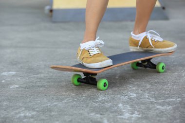 Kaykaycı bacaklar skatepark sürme