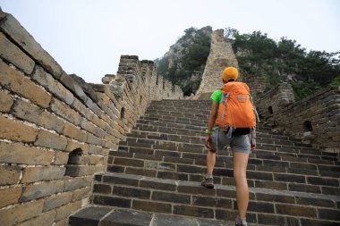 büyük duvardaki hiking kadın backpacker