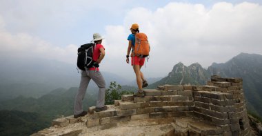 Çin Seddi üzerinde iki genç kadın