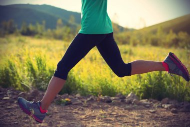 Yolda koşan genç bir kadın