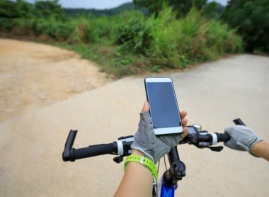 bisikletçi dağ yolda Bisiklete binme süre Smartphone kullanarak