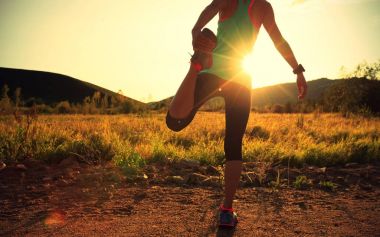 Genç kadın bacaklarını açıyor. 