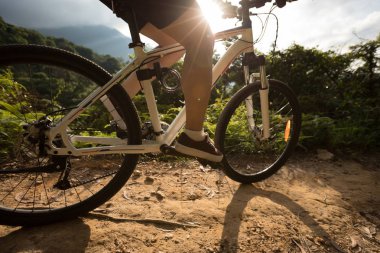 Genç kadın yolda Bisiklete binme