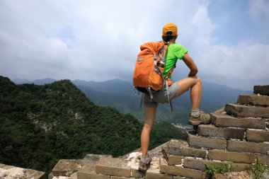 Genç kadın manzarayı uzun yürüyüşe çıkan kimse