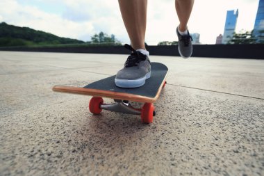 Genç kaykaycı City adlı at binme