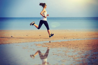 plajda çalışan genç bir kadın