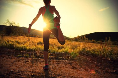 Genç kadın bacaklarını açıyor. 