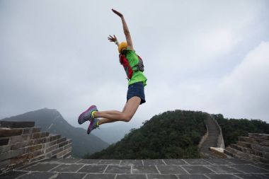 genç kadın büyük duvara atlama