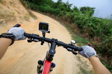 Genç kadın bisiklet dağ bisikleti dağ izinde