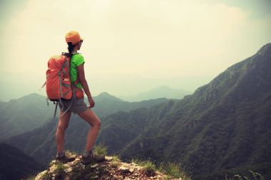 Genç kadın manzarayı uzun yürüyüşe çıkan kimse