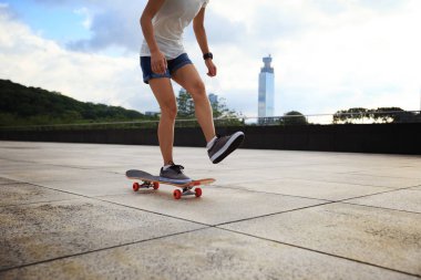 Genç kaykaycı City adlı at binme