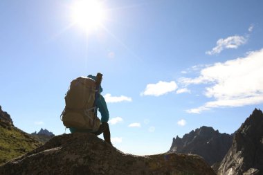 Genç kadın manzarayı uzun yürüyüşe çıkan kimse